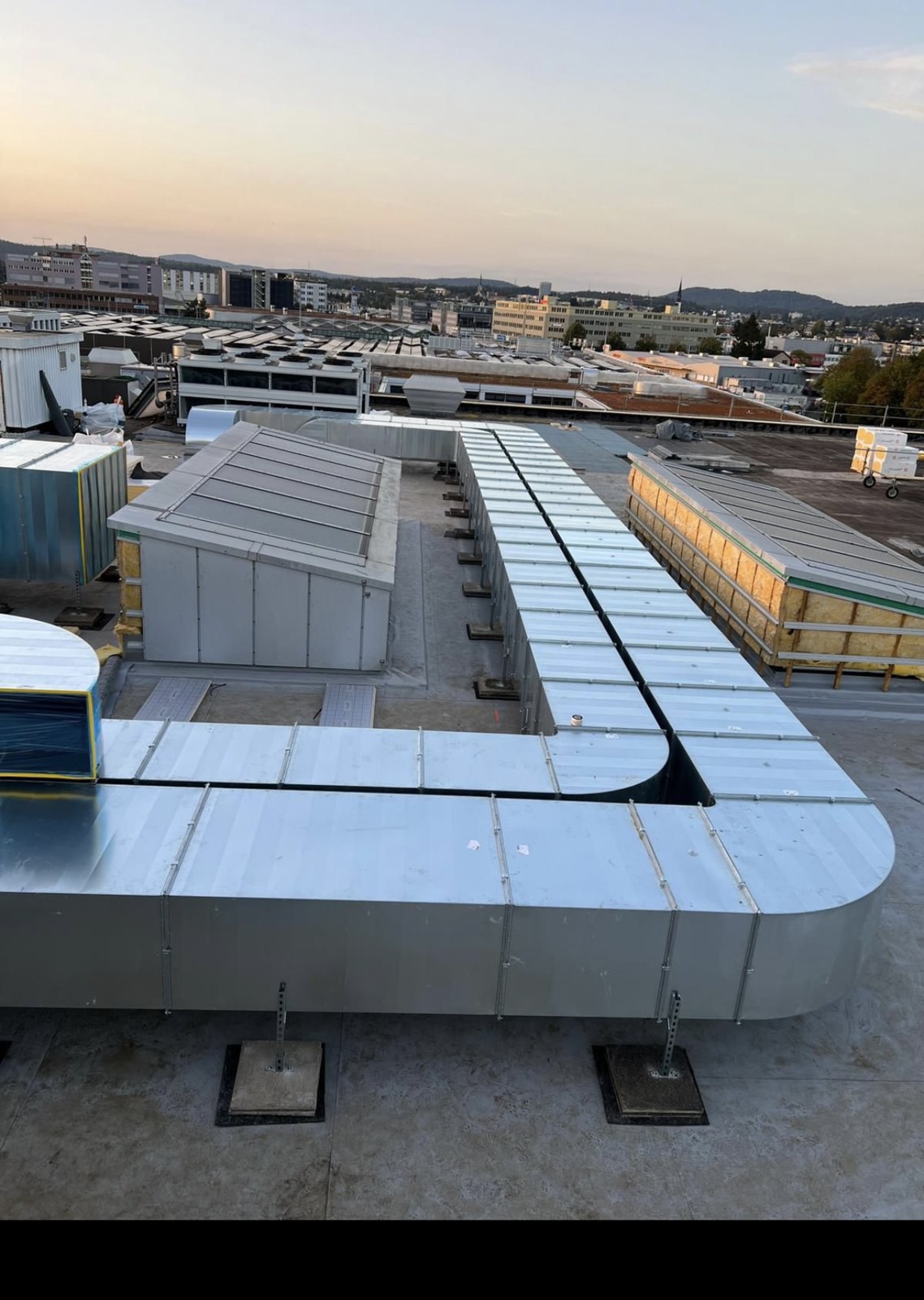 Montierte Lüftungskanäle auf dem Dach – Vuly Air GmbH
