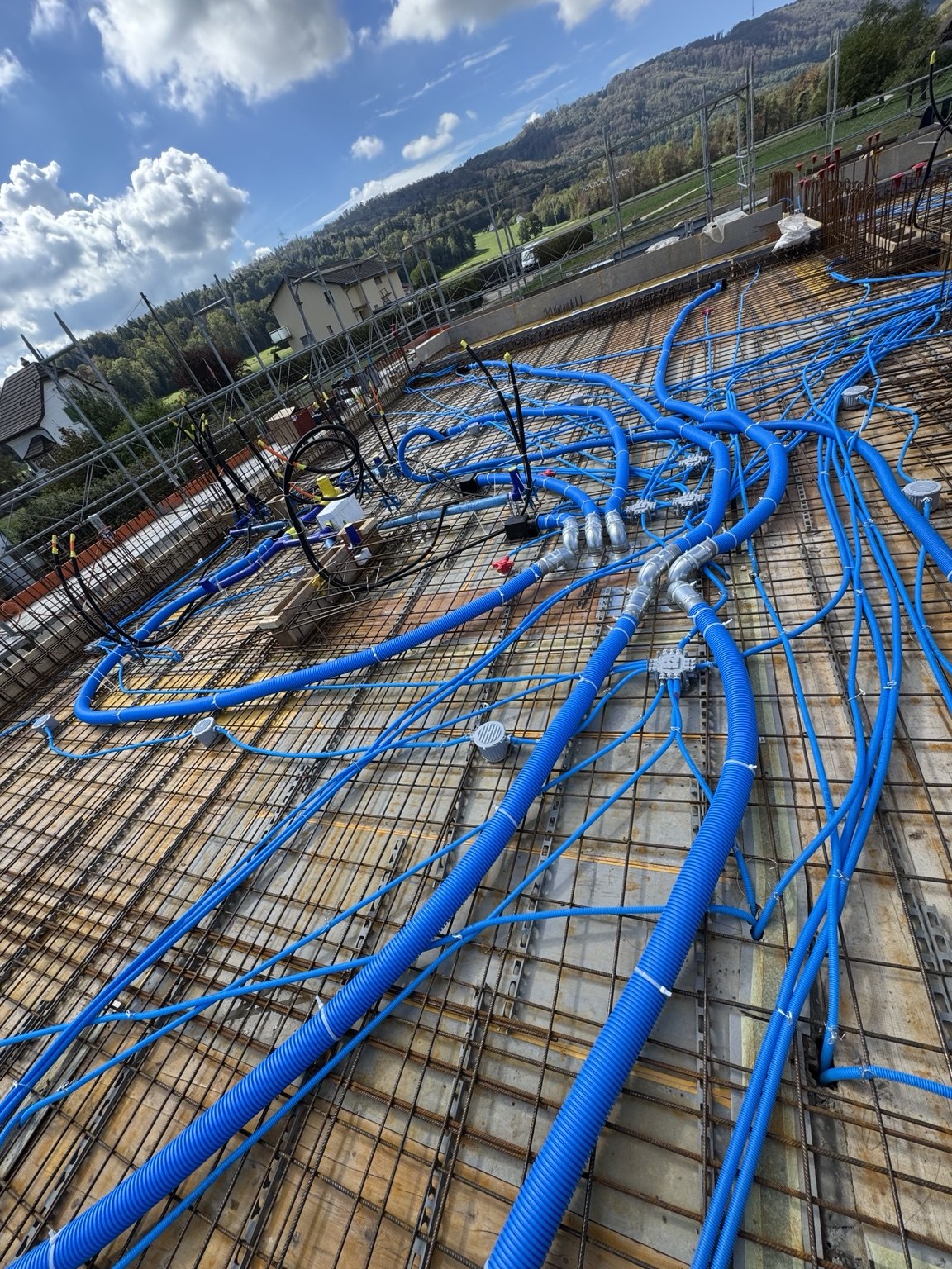 Installationsleitungen während der Bauphase